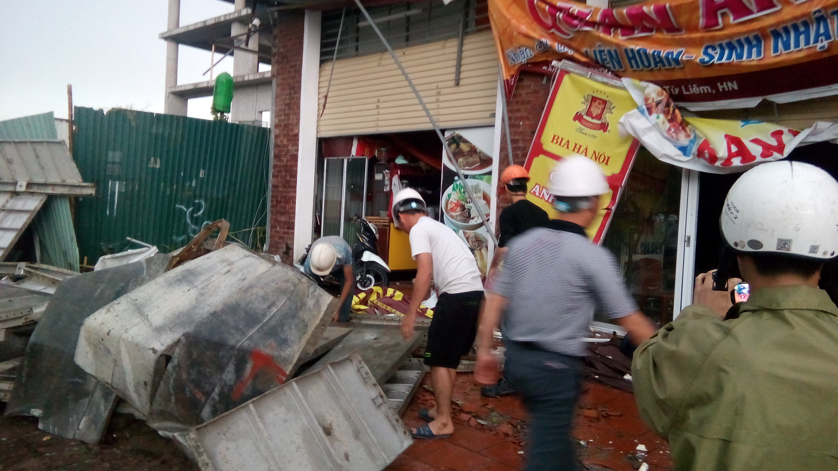 Hà Nội hỗn loạn sau dông lốc, 1 người chết, 3 bị thương ảnh 8
